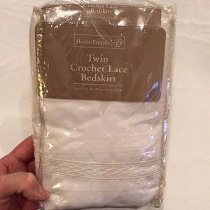 HomeTrends TWIN CROCHET LACE BEDSKIRT- *NEW*